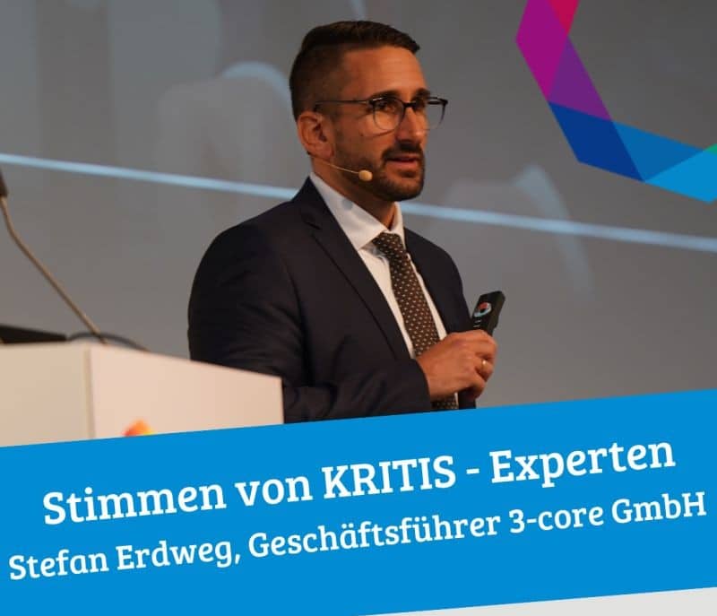 Ein Mann im Anzug und mit Brille spricht auf der Bühne in ein Mikrofon. Auf einem blauen Banner am unteren Rand steht: Stimmen von KRITIS Unternehmen - Experten Stefan Erdweg, Geschäftsführer 3-core GmbH.