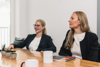 Persönliches Beratungsgespräch bei 3-core zu Bevölkerungsschutz, Krisenmanagement und Security Awareness